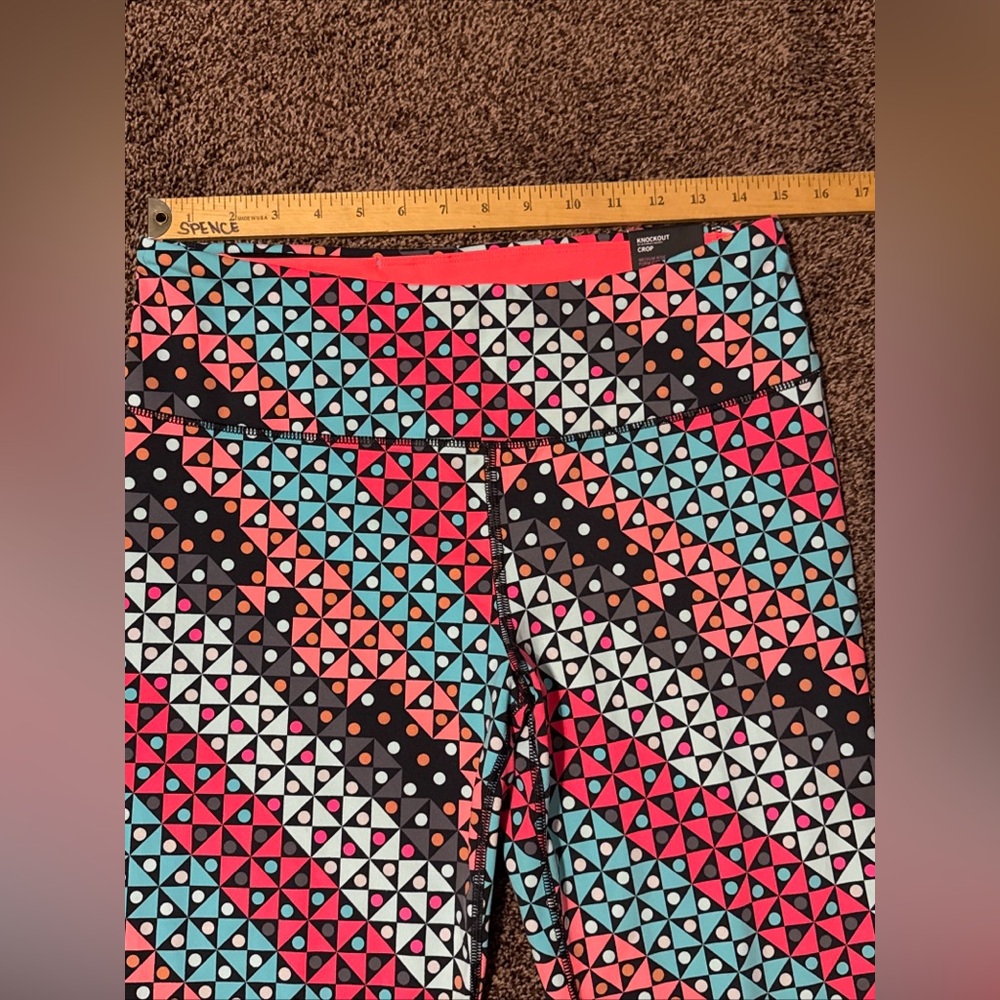 Victoria's Secret VSX Sport Knockout Crop Medium Rise, Geometric, Size Large (L) - Picture 3 of 10